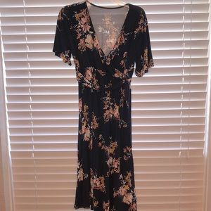 🌼 4 for $15 🌼 
Cute Navy Floral maternity dress. Size S.